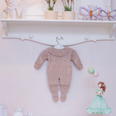 Macacão Gola E bordado Flores Bege ( P )